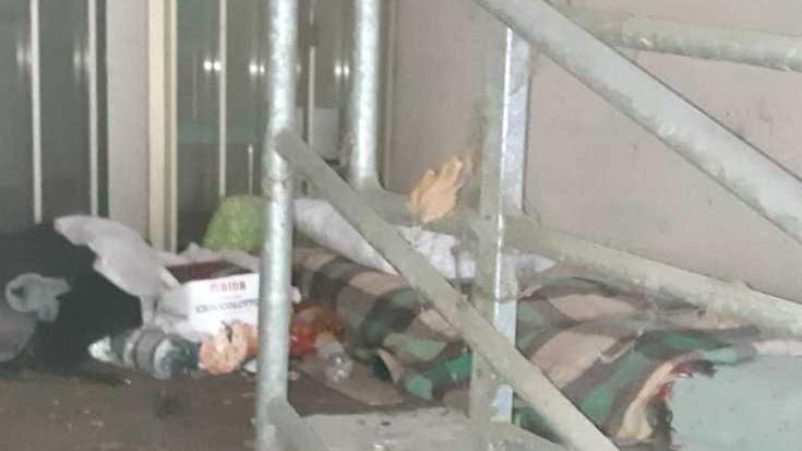 Dorme al freddo, partiti gli aiuti. Cittadini hanno dato abiti e cibo