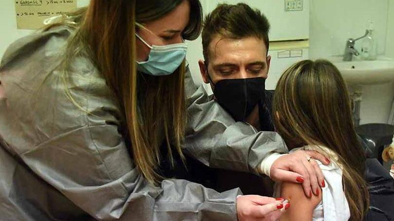 La piccola Rebecca mentre viene vaccinata dalla sua mamma