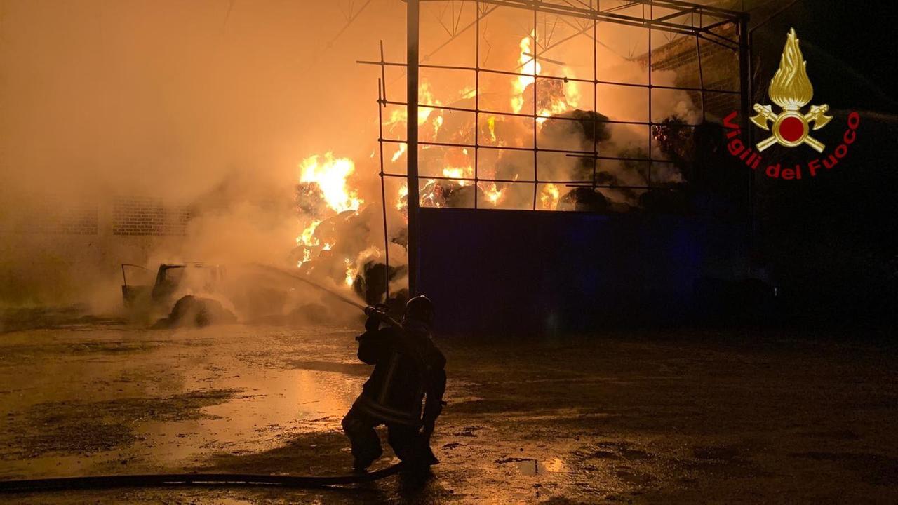 Incendio devasta un fienile di Castellarano