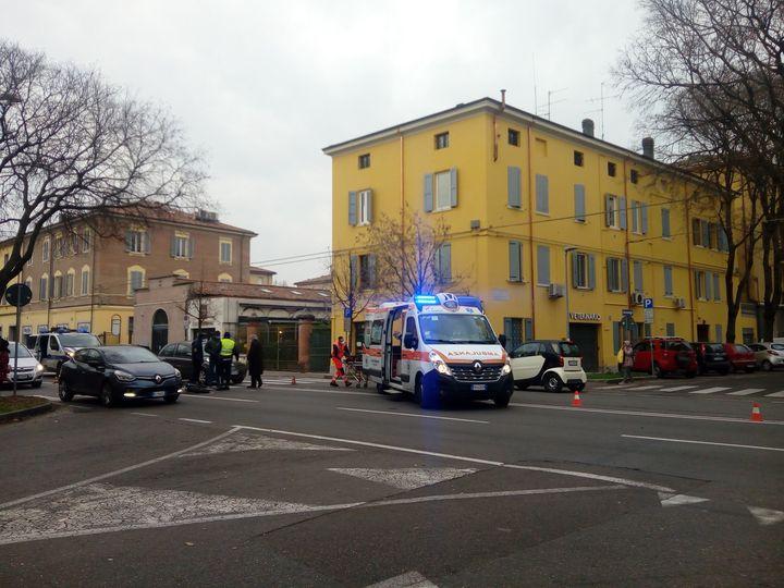 Modena, ciclista 22enne travolto da un'auto