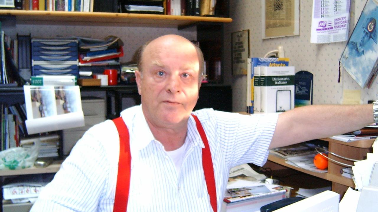 Gianni Olandi in una foto del 2005 nell'ufficio di corrispondenza di Alghero della Nuova Sardegna