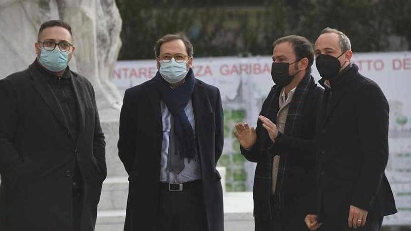Piazza Garibaldi di nuovo aperta «Un regalo di Natale fatto ai massesi»