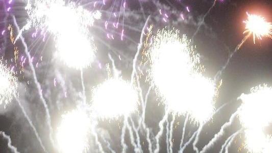 Niente botti e fuochi d’artificio a Capodanno nei centri abitati