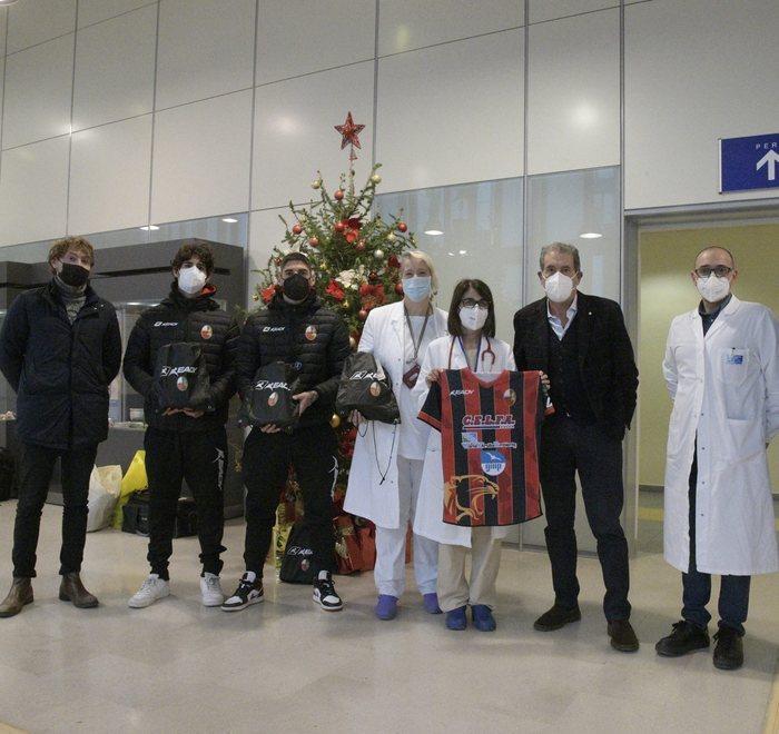 Lucchese, calcio e solidarietà con i doni ai bimbi di pediatria 
