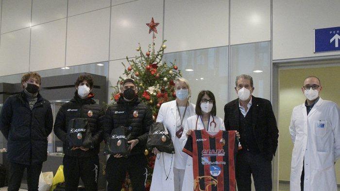 Lucchese, calcio e solidarietà con i doni ai bimbi di pediatria