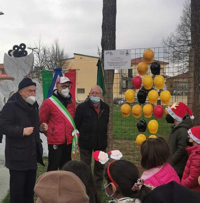 Anche i caschi neri nell’albero per la sicurezza sul lavoro