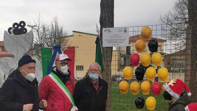 Anche i caschi neri nell’albero per la sicurezza sul lavoro