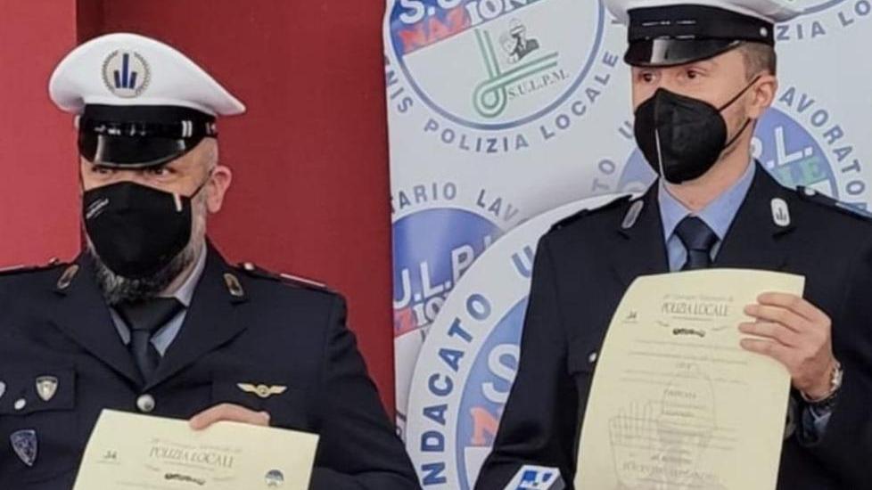 Salvarono un uomo Premiati due agenti