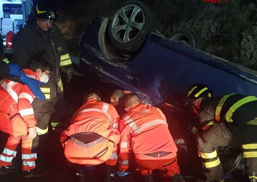 L’auto vola fuori strada vicino all’ex cementificio: due feriti
