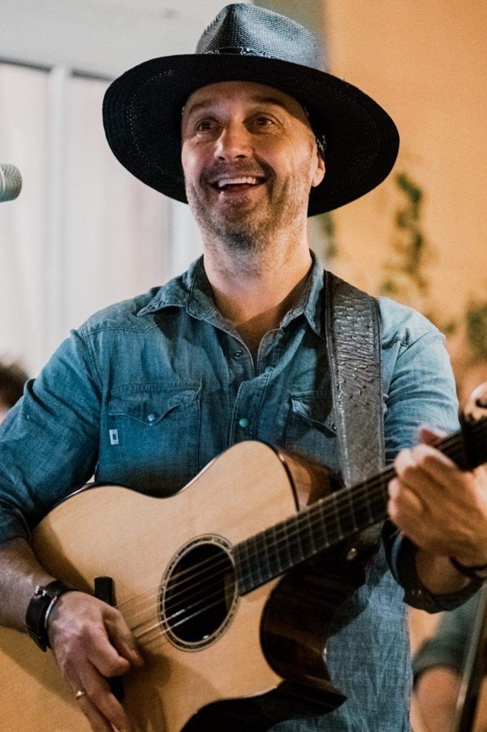 Joe Bastianich: «In Sardegna una fine d’anno molto speciale» 