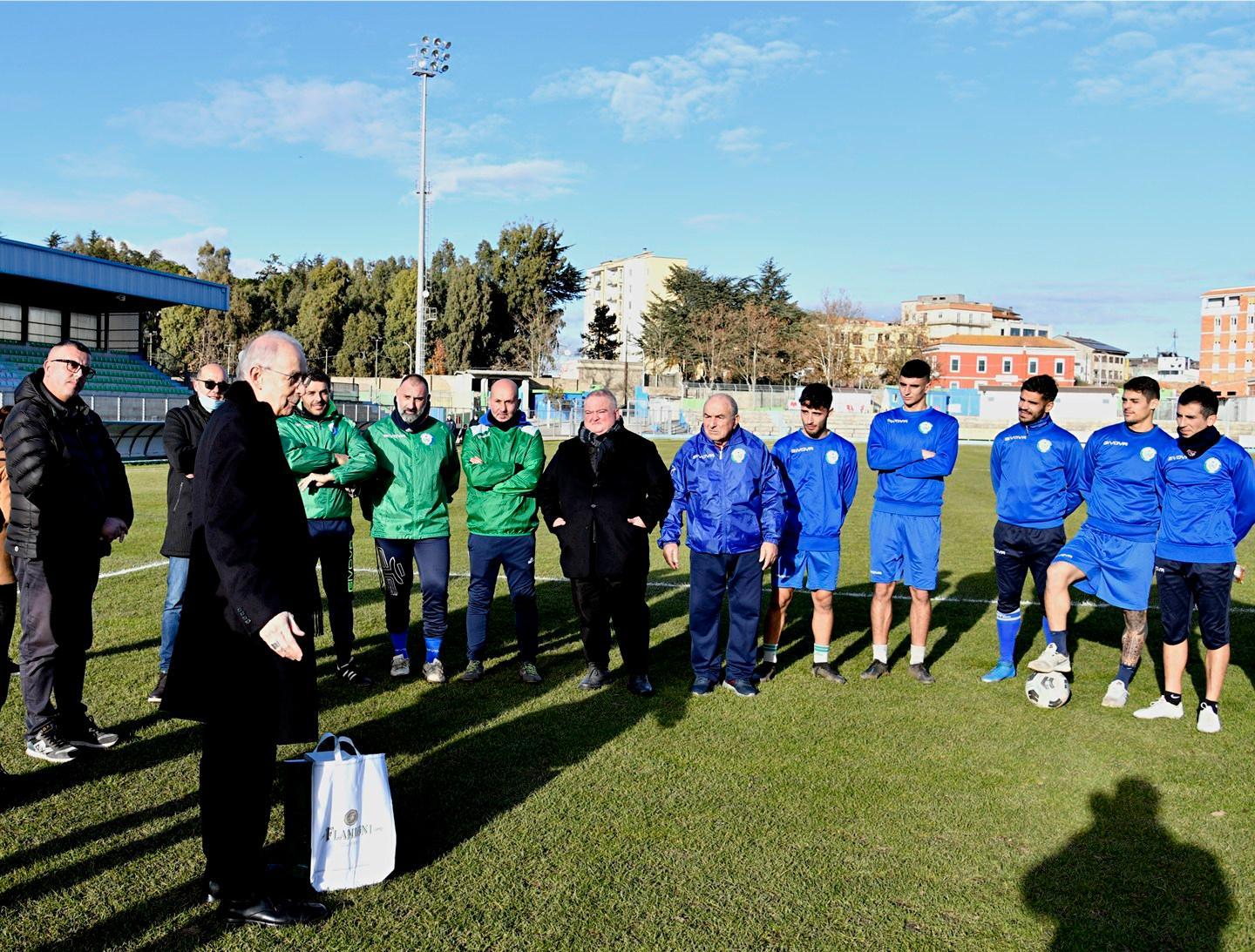 Il regalo del vescovo Mura va ai tifosi e alla Nuorese 