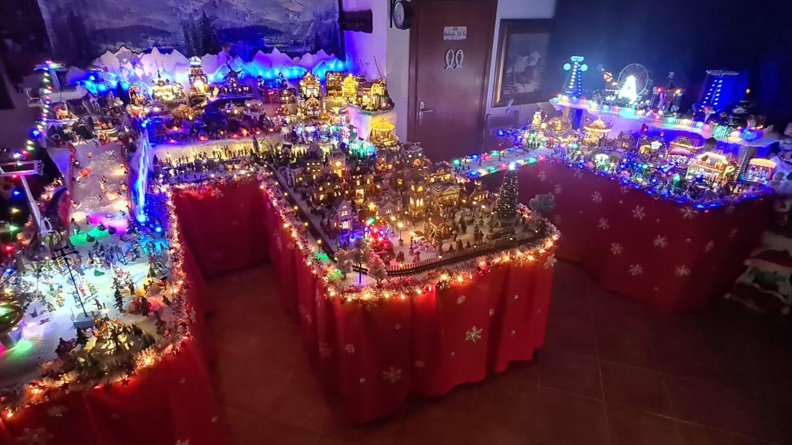 Natale in miniatura: villaggio da record nella taverna di casa - Foto