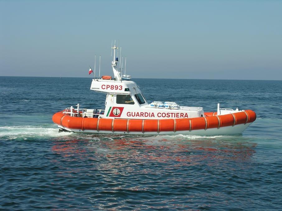 Oristano, peschereccio alla deriva soccorso dalla Guardia costiera