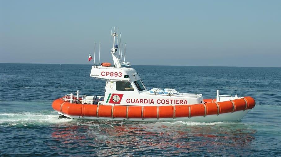 Oristano, peschereccio alla deriva soccorso dalla Guardia costiera
