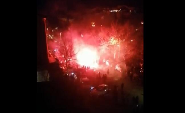 Sassari, al "tappetino" mega assembramento di giovani fra alcol, botti e cassonetti in fiamme 