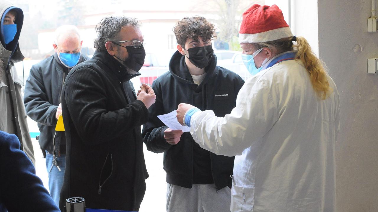 Modena, Natale in fila per la terza dose allo Hub vaccinale