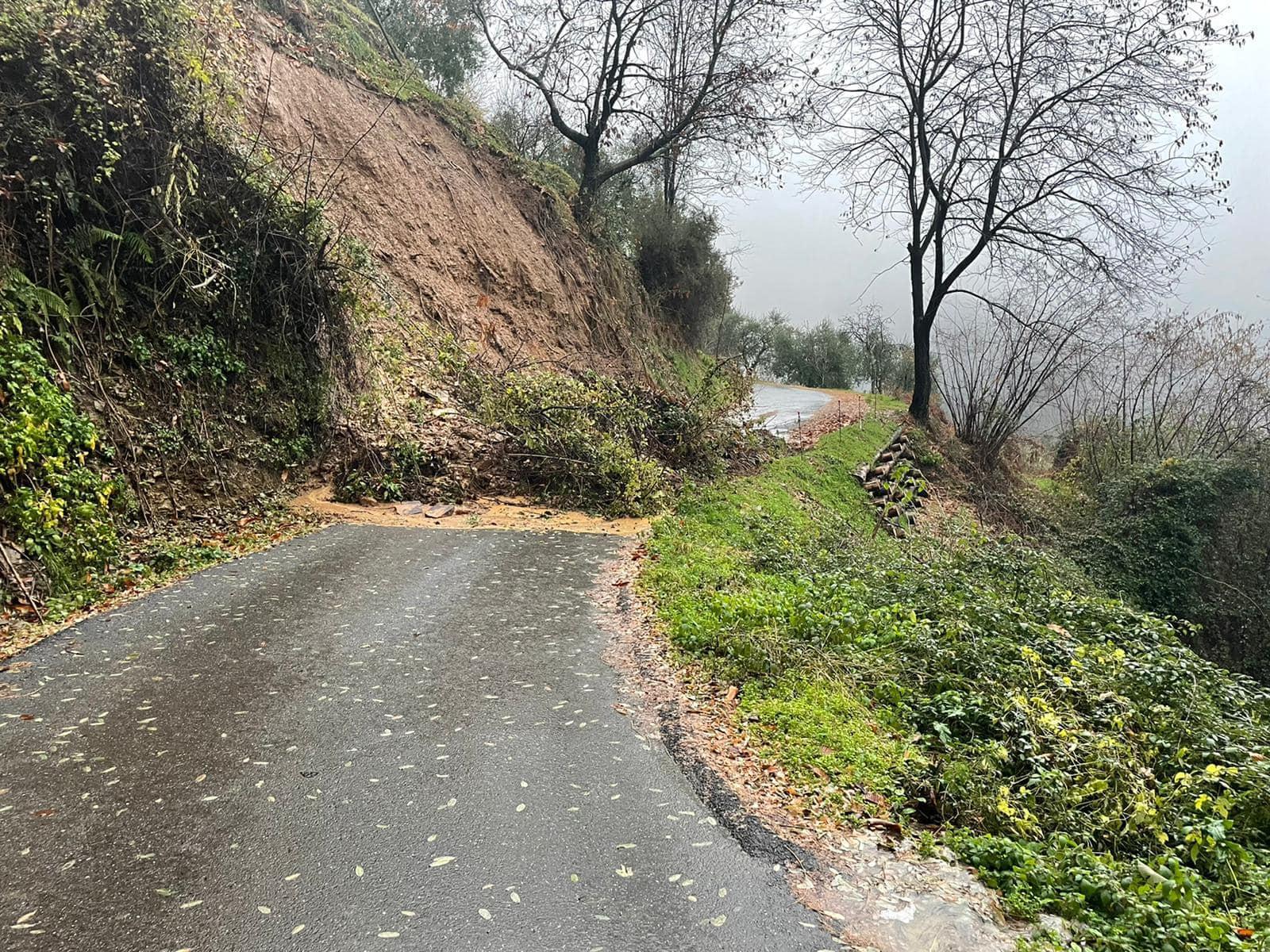 Maltempo in provincia di Lucca, due frane a Villa Basilica