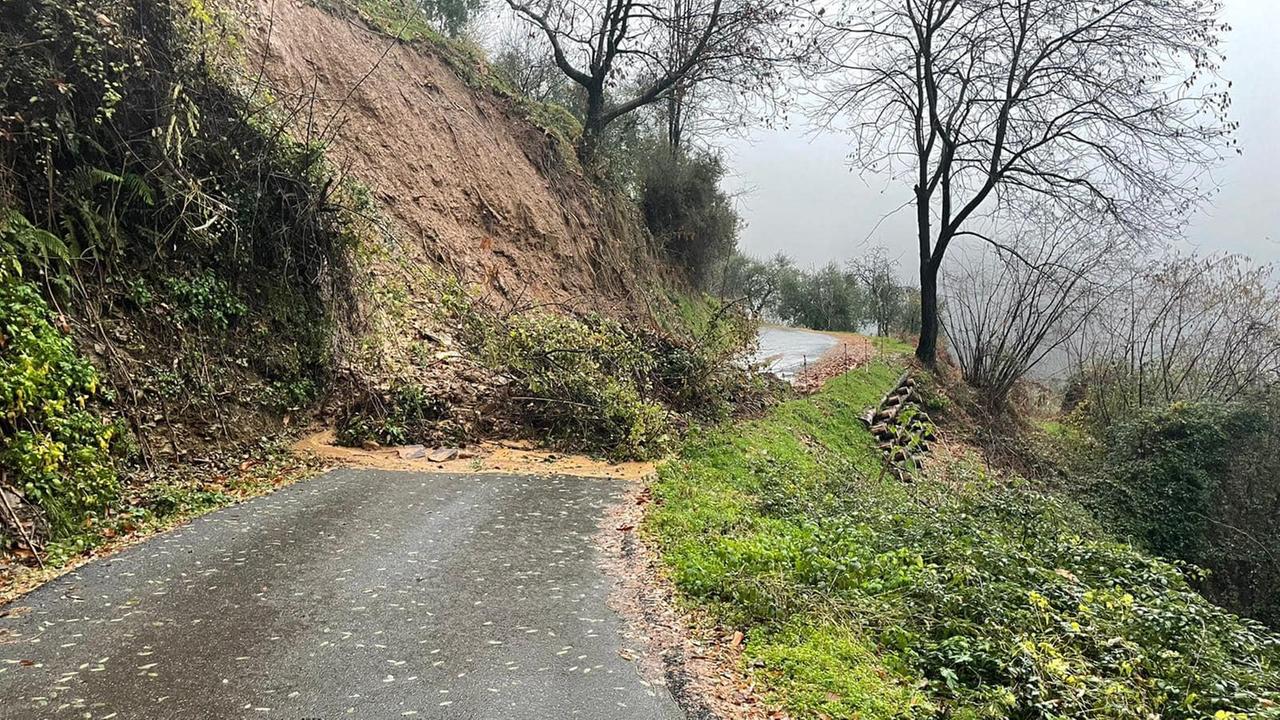 Maltempo in provincia di Lucca, due frane a Villa Basilica