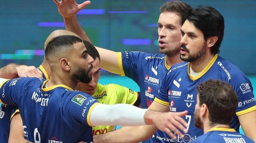 Santo Stefano con la Leo Shoes e la mascherina FFP2 al PalaPanini