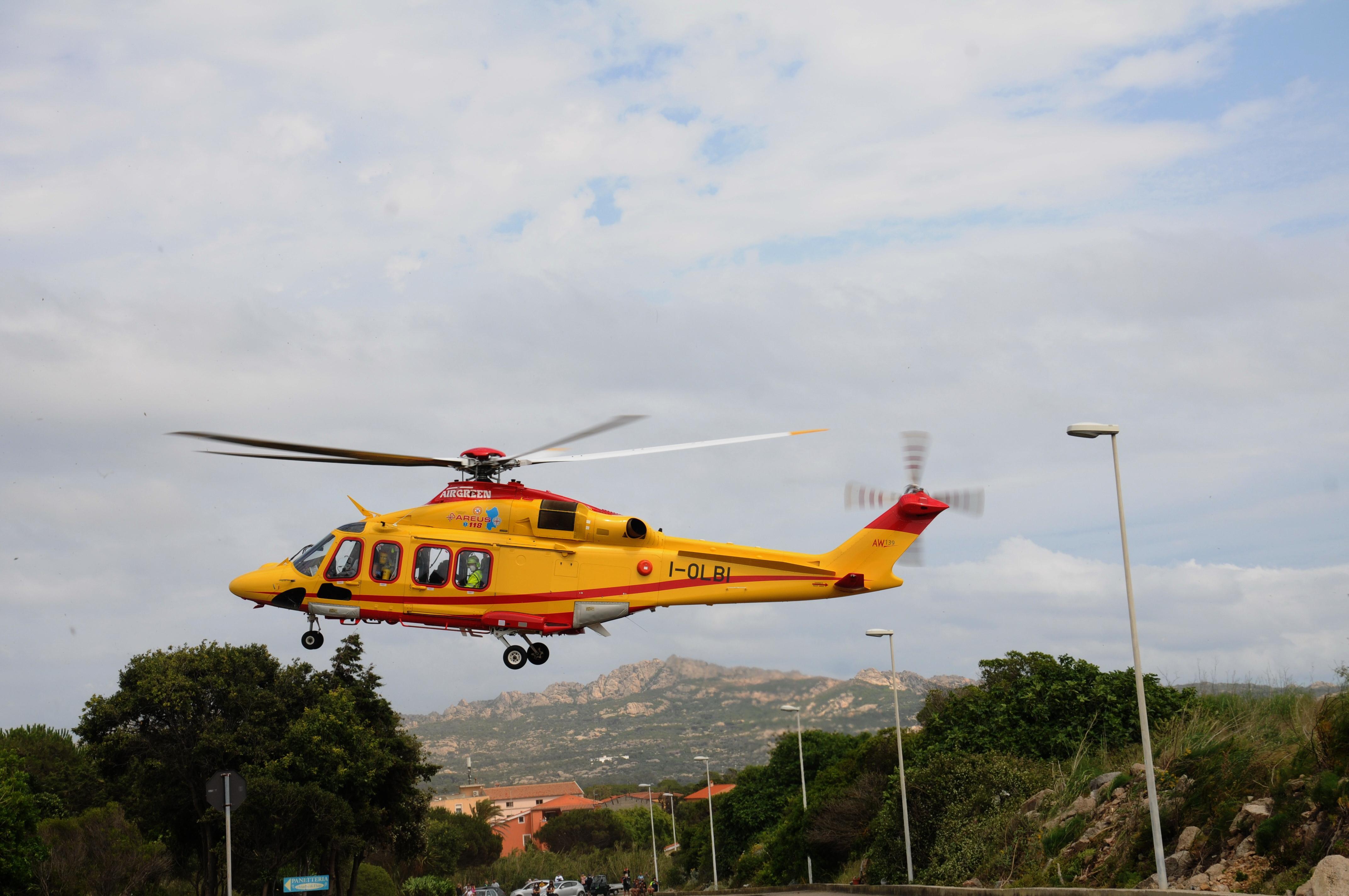 Olbia, scoppia un petardo: giovane gravemente ferito a una mano