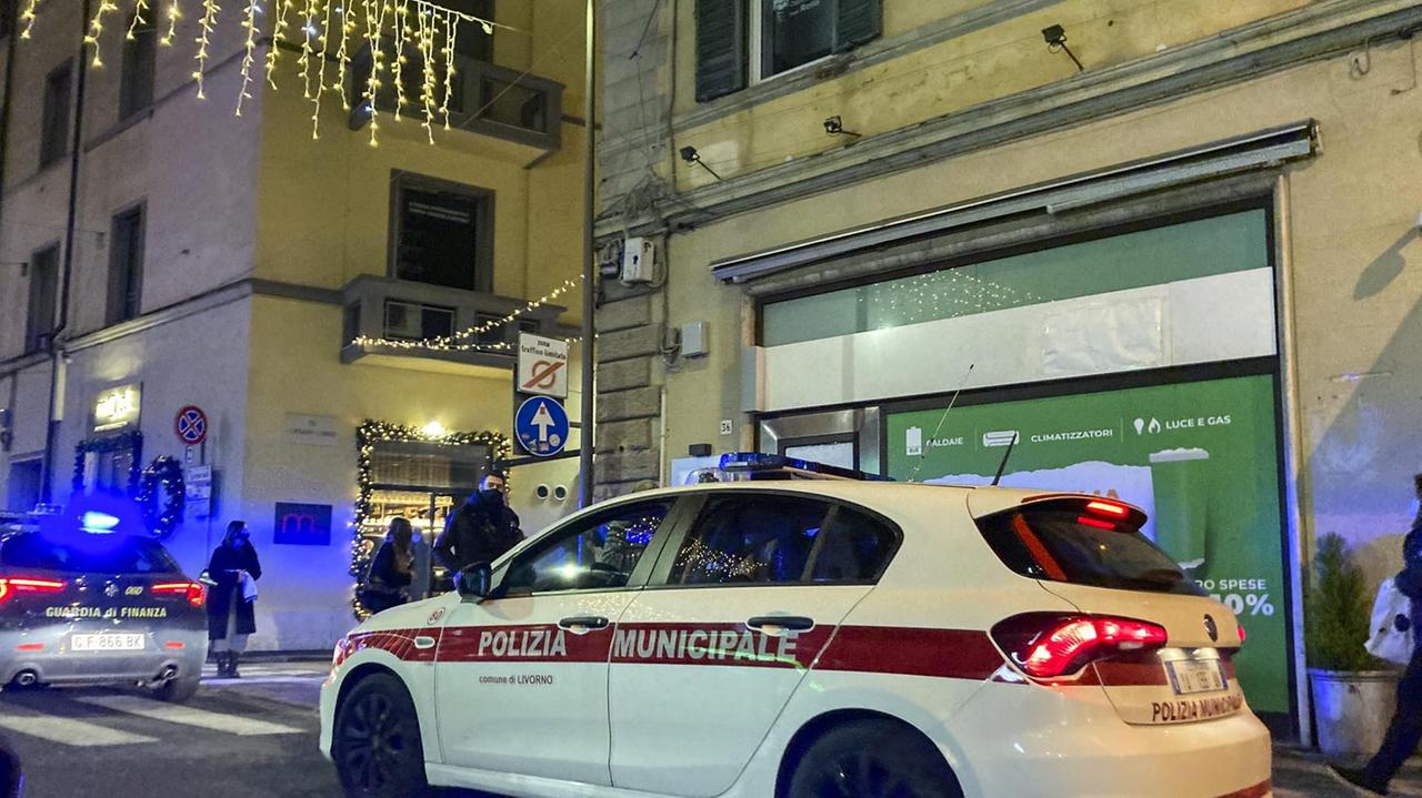 Pattuglie delle forze dell'ordine in via Cambini (foto d'archivio)