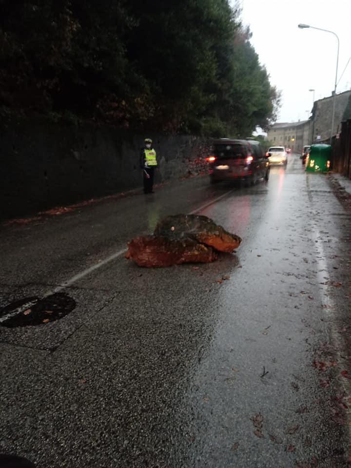 Cade masso sulla strada, via Modenese chiusa fino al ponte di Gello