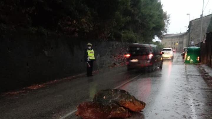 Cade masso sulla strada, via Modenese chiusa fino al ponte di Gello