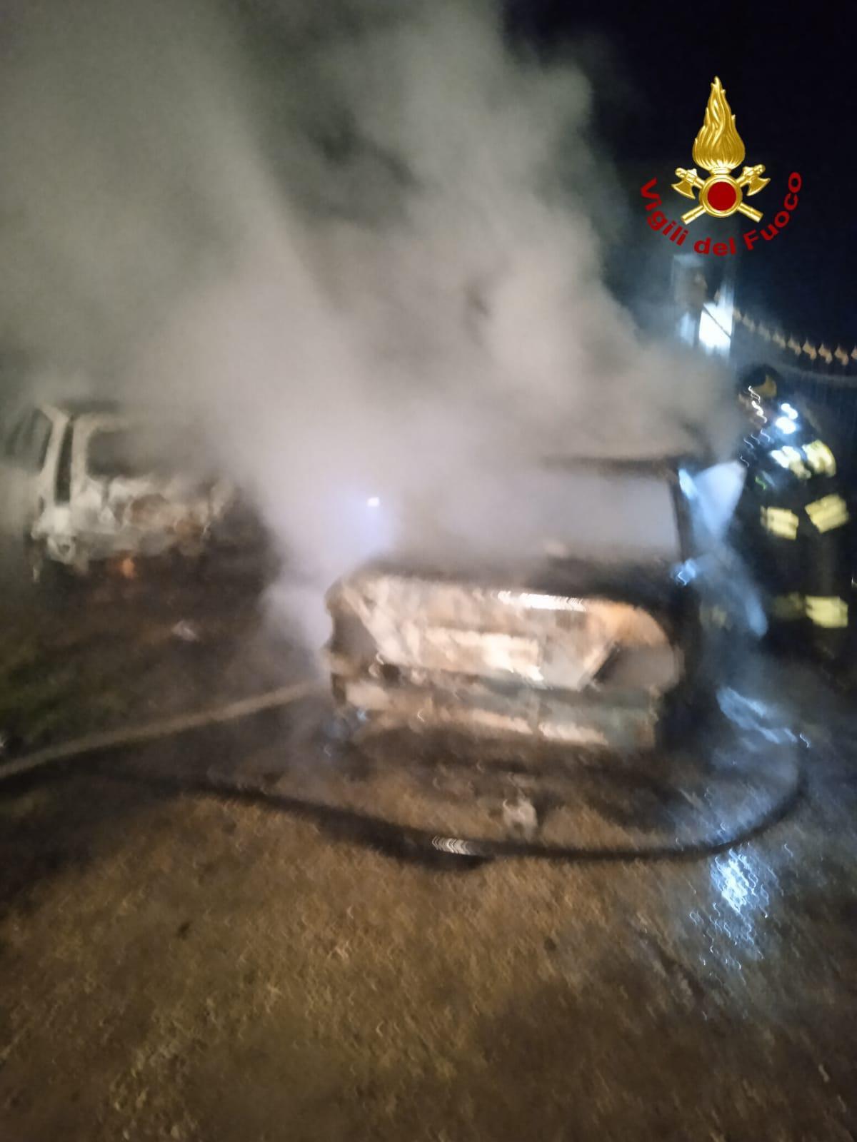 Bruciano due auto la notte di Natale, si sospetta il dolo