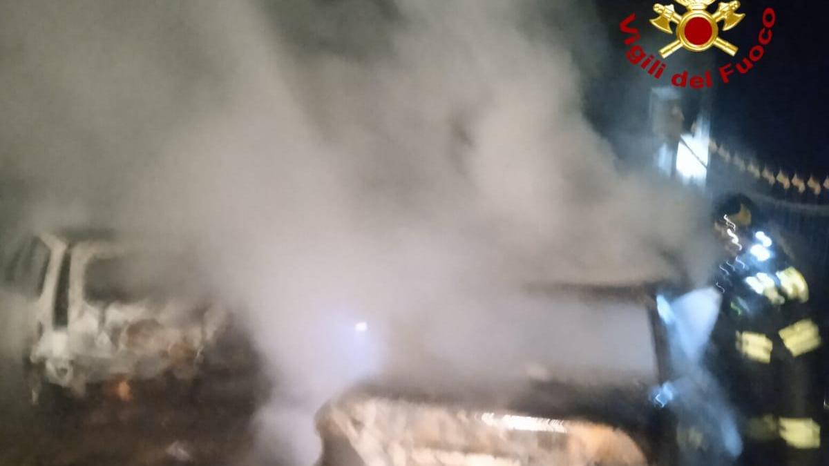 Bruciano due auto la notte di Natale, si sospetta il dolo