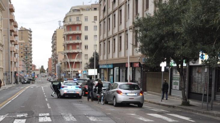Ciclista cagliaritano tradito da una buca: ricoverato in codice rosso
