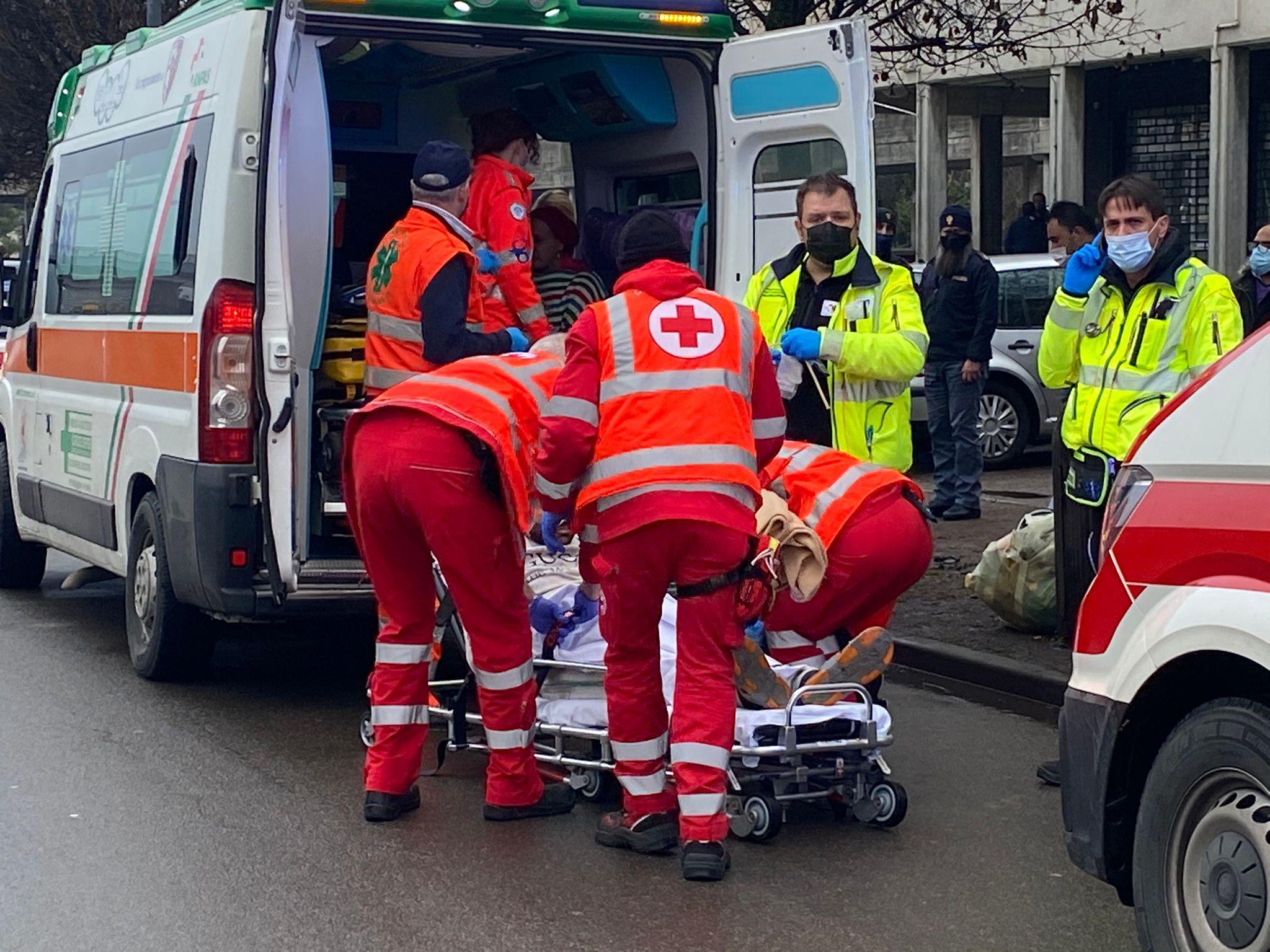 Reggio Emilia, spruzza profumo vicino al fornello: marito e moglie ustionati