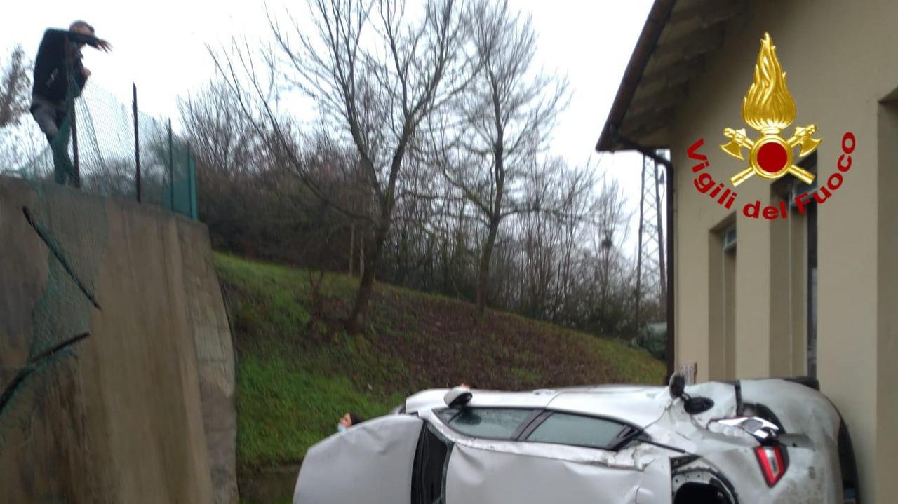 Vezzano, cade con l'auto nel cortile di una casa: ferita una 50enne