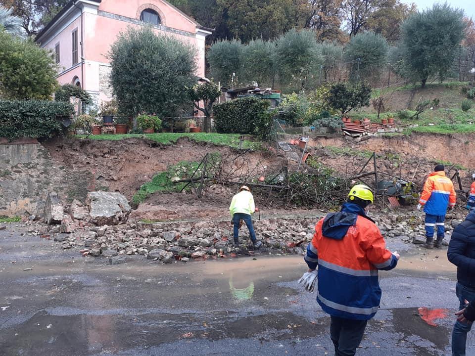 Maltempo a Massarosa: frana il muro di villa Conti a Bozzano, allagamenti  in collina