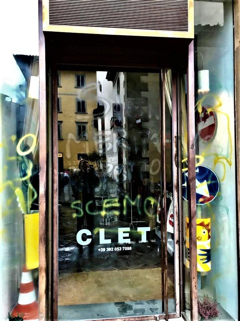Imbrattata la vetrina dello studio fiorentino dell'artista Clet