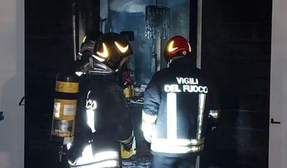 Mirandola. Incendio nella notte Famiglia evacuata e casa ora inagibile 