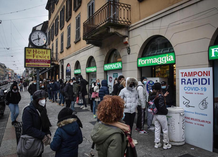 Lunghe file per sottoporsi ai tamponi