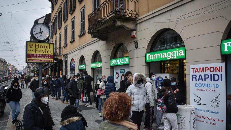 Lunghe file per sottoporsi ai tamponi