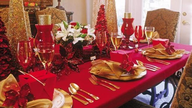 Per Capodanno festeggiamenti a tavola in casa o al ristorante