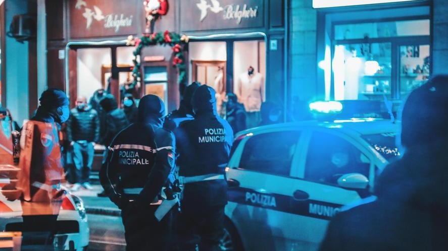 Un intervento della polizia municipale per gli assembramenti nella zona di via Cambini
