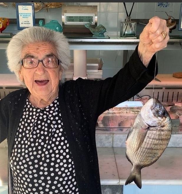 Mery Bientinesi in una foto recente scattata nel suo negozio di pesce di viale Galliano che aprì nel 1958
