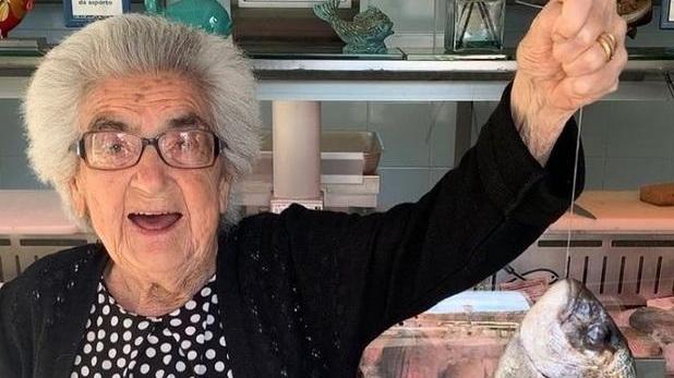 Mery Bientinesi in una foto recente scattata nel suo negozio di pesce di viale Galliano che aprì nel 1958