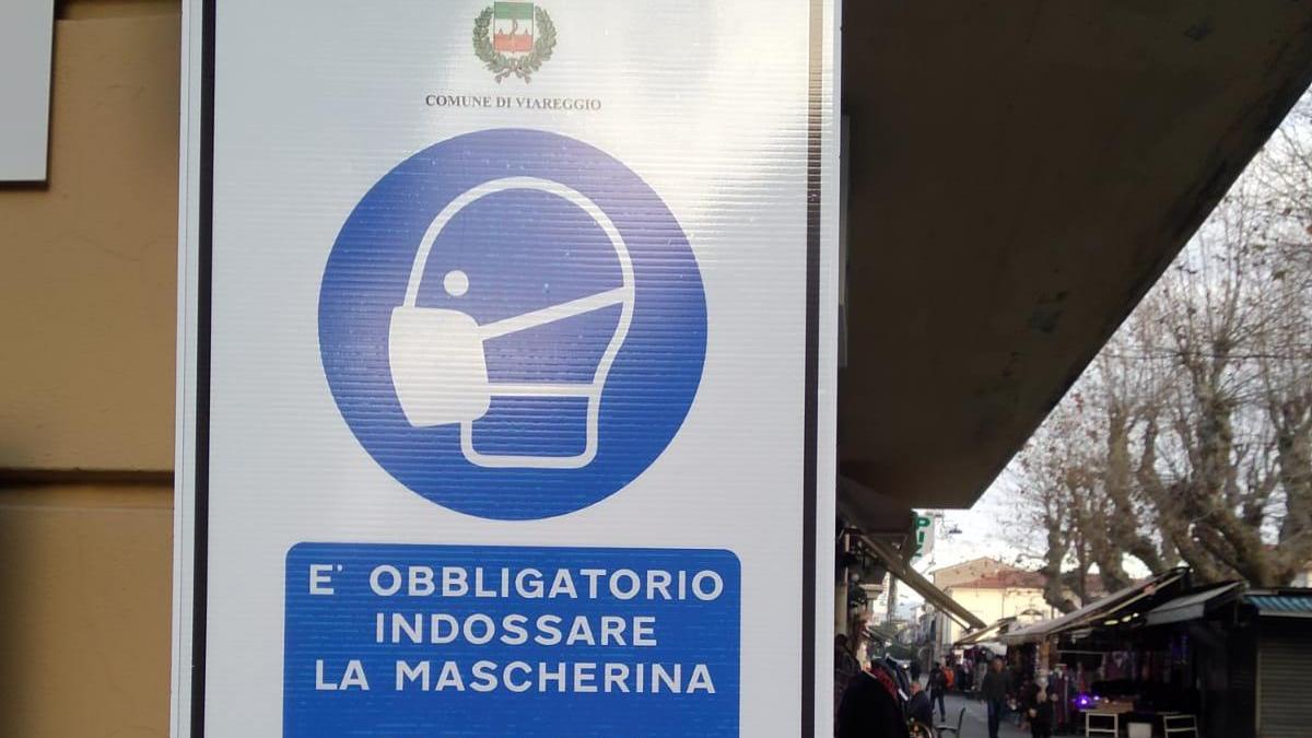 I cartelli in centro a Viareggio che impongono l’obbligo di mascherina