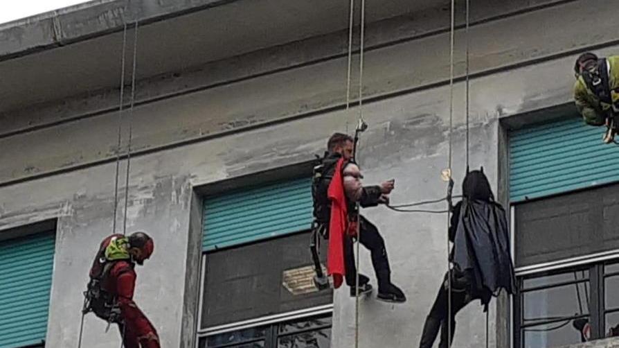 A Pisa show acrobatico dei supereroi per i bimbi ricoverati in ospedale