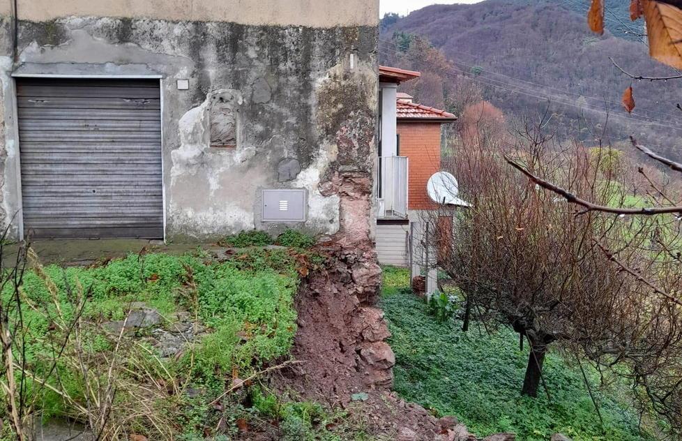 Frana a Noceto, una casa è inagibile: evacuata una famiglia di tre persone 