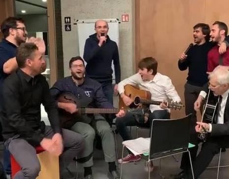 Reggio Emilia, sindaco e giunta in festa: scatta la polemica