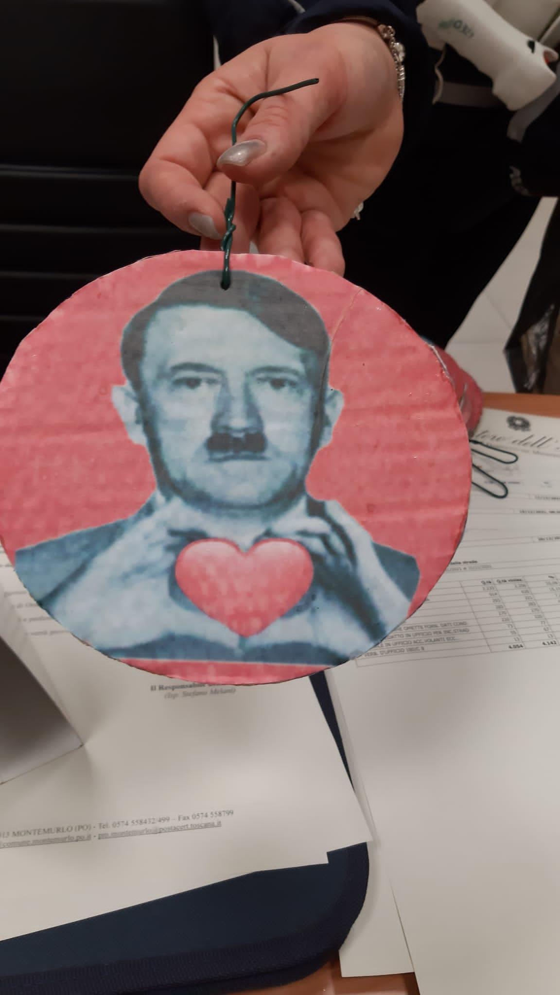 Una delle palline con la foto di Hitler appese all'albero da ignoti e rimosse dalla Polizia municipale