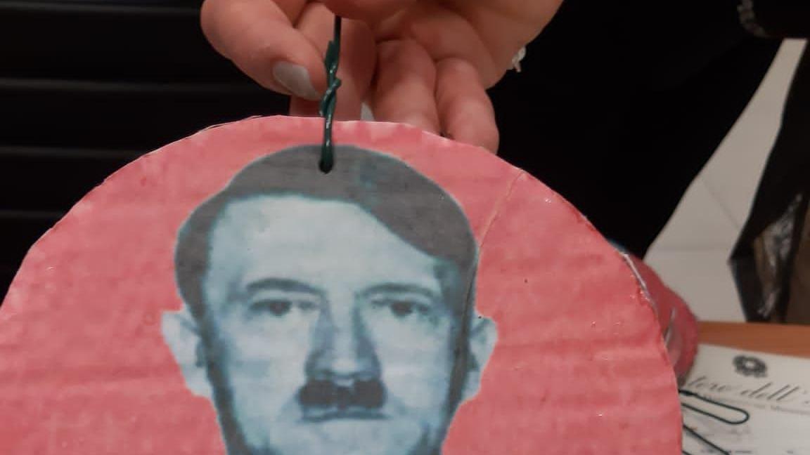 Una delle palline con la foto di Hitler appese all'albero da ignoti e rimosse dalla Polizia municipale