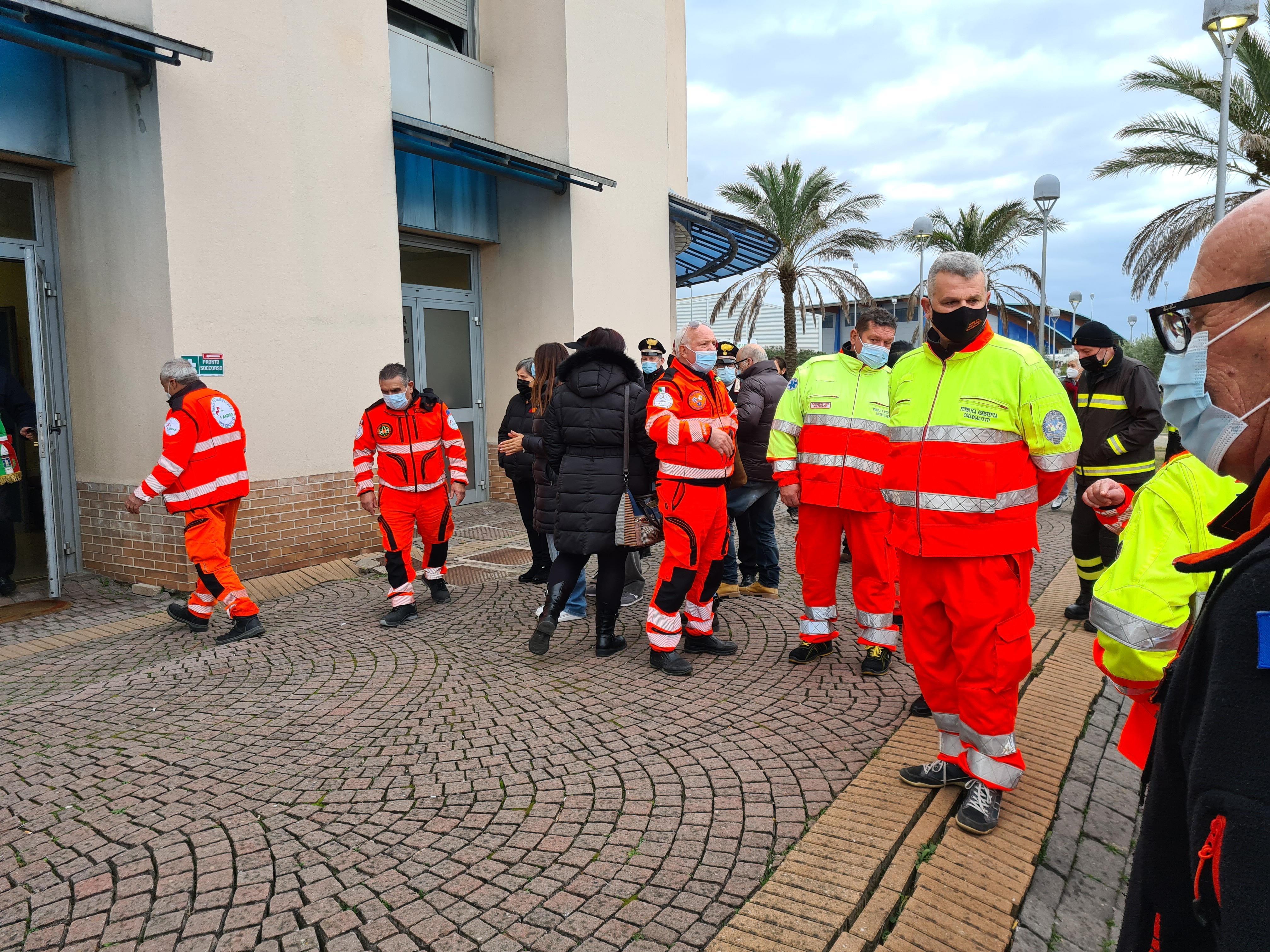 I volontari fuori dagli studi medici (foto Daniele Stefanini/Silvi)
