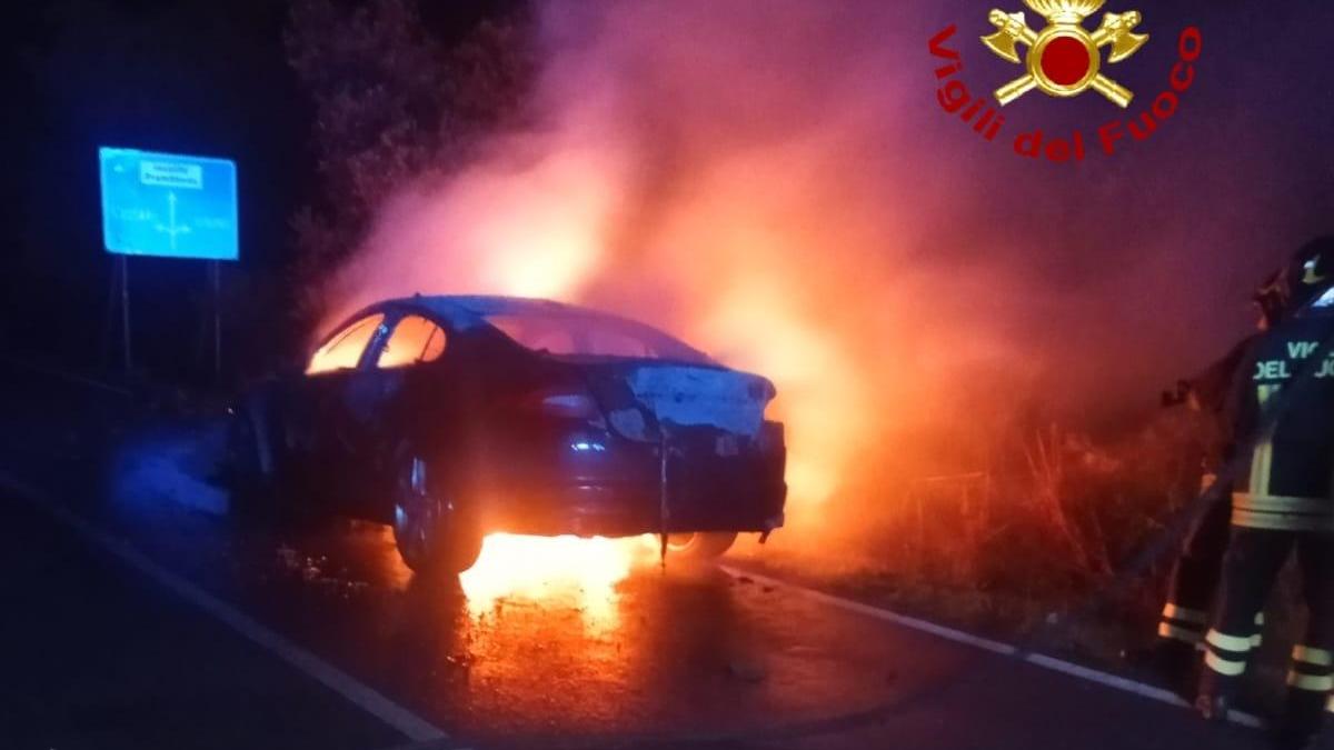Sassari, auto in fiamme sulla strada per Ittiri