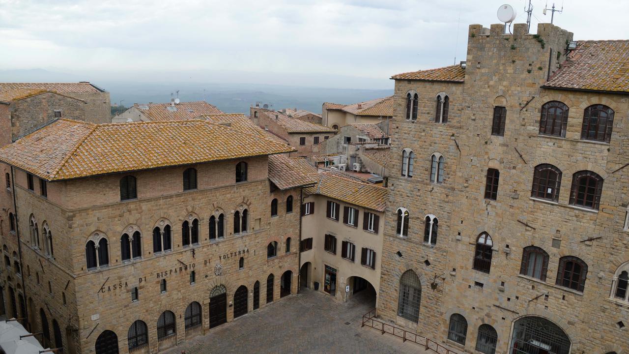 La sede di piazza dei Priori della Cassa di risparmio di Volterra